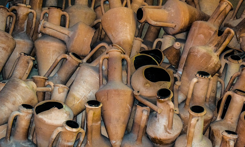 Oude amforen die in de oudheid voor bierproductie werden gebruikt